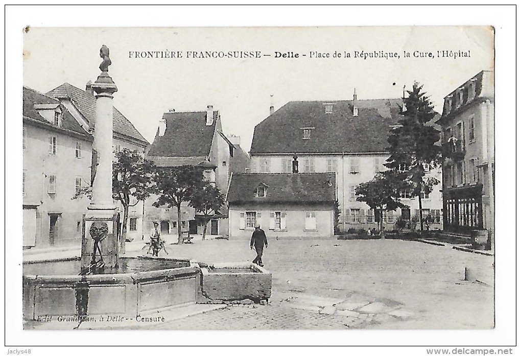 DELLE  (cpa 90)  Frontière Franco-Suisse - DELLE - Place De La République, La Cure, L'hôpital  -    - L 1 - Fontaine