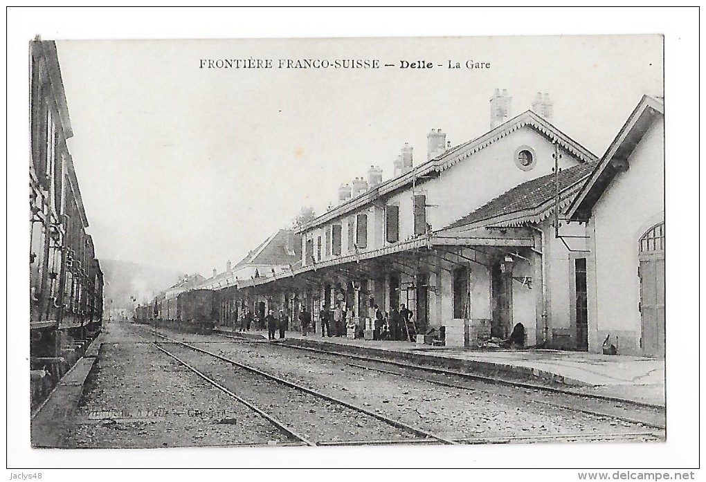 DELLE  (cpa 90)  Frontière Franco-Suisse - DELLE -  La Gare    -    - L 1 - Fontaine