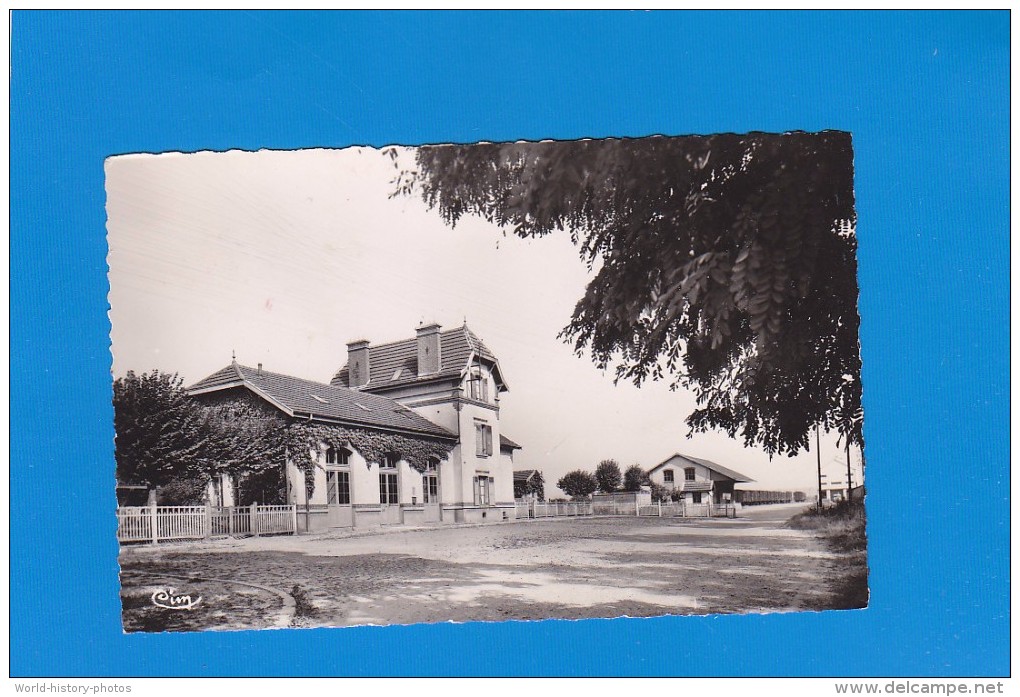 CPSM   COUCY Les EPPES - Place De La Gare - éditeur Combier - écrite Et Timbrée - Autres & Non Classés