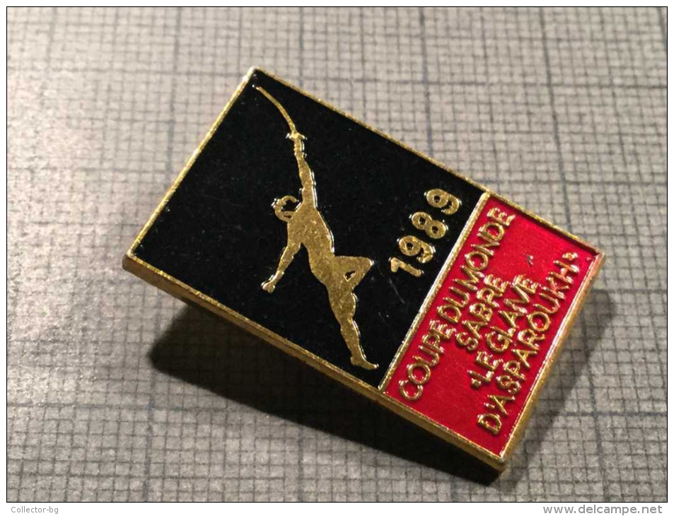 RARE INTERNATIONAL TOURNAMENT FENCING Small-sword Skewer 1989 France PIN BADGE - Fencing