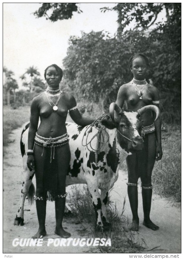 REAL PHOTO POSTCARD GUINE BISSAU Femme Noir  Seins Nue Nu - YOUNG GIRLS Black Nude Breasts Woman AFRICA AFRIQUE - Guinea-Bissau