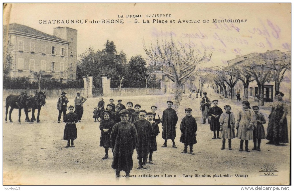 C.P.M  - DROME - CHATEAUNEUF-du-RHÔNE - N° 3 - La Place Et Avenue De Montélimar Trés Animée - Bon état - Autres & Non Classés