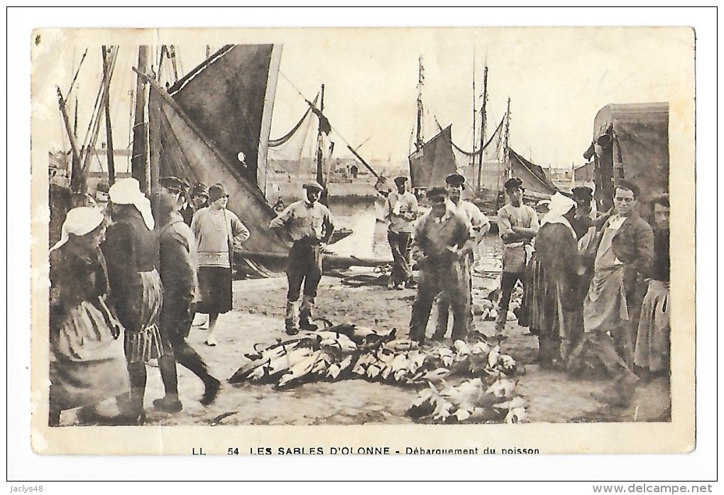 LES SABLES D'OLONNE  (cpa 85) Débarquement Du Poisson -  - L 1 - Sables D'Olonne