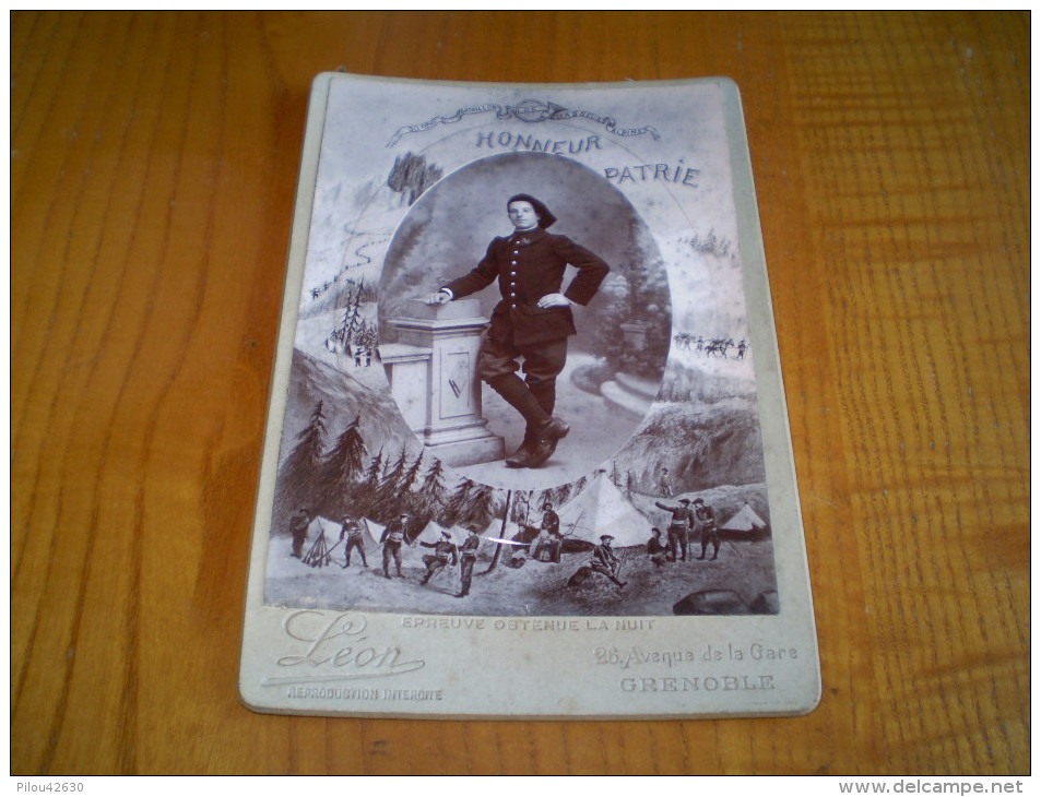 Photo Cabinet Bombée Chasseur Alpin Du 30° BCA, épreuve Obtenue La Nuit.illustrée Autour. Léon à Grenoble,gravure Au Dos - Guerre, Militaire