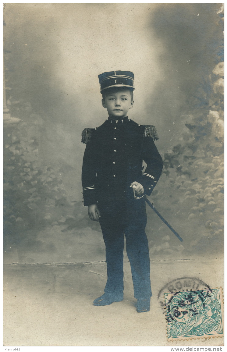 METIERS - POMPIERS - ENFANTS - Jolie Carte Photo Portrait Petit Garçon En Tenue De Pompier Datée 1906 - Sapeurs-Pompiers