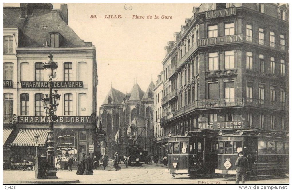 59 LILLE - PLACE DE LA GARE ( TRAMWAY - DEVANTURE PHARMACIE LOBRY - CAFE BULENS ) - Lille