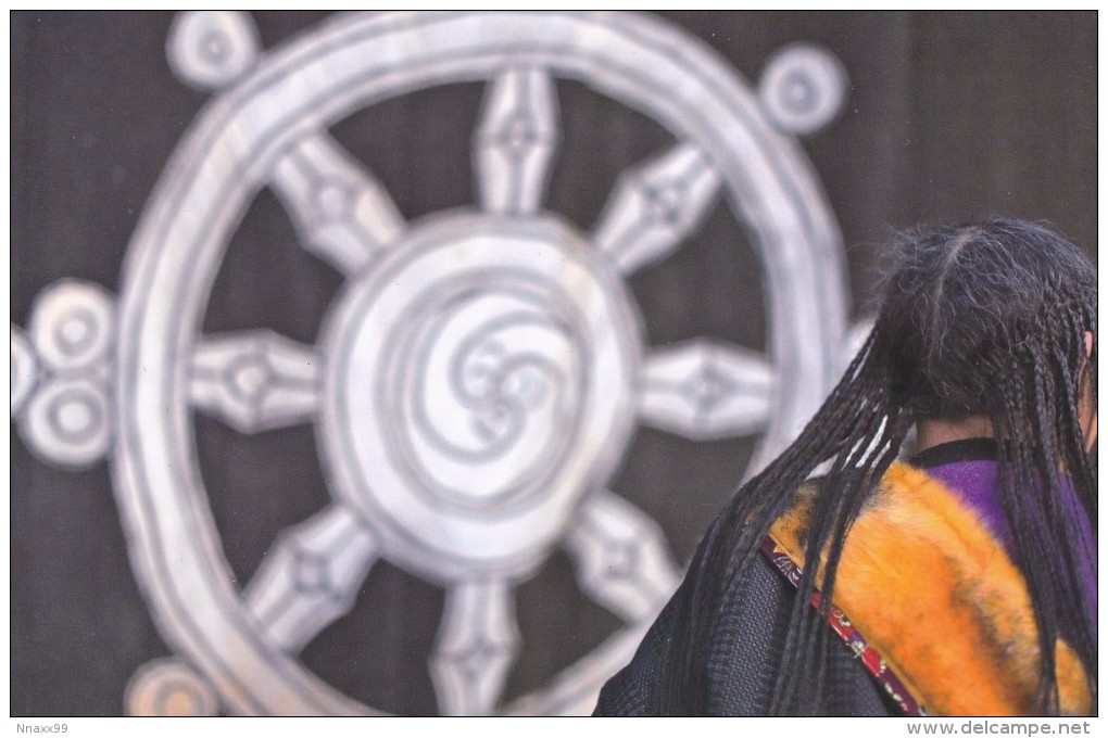 China - A Tibetan Believer At Labrang Monastery, Xiahe County Of Gansu Province - Tíbet