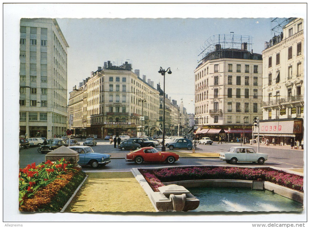 CPm  69  :  LYON  Place Avec Voitures Dont Ferrari 250 GT  Et Simca Aronde   A  VOIR  !!!!!!! - Other & Unclassified