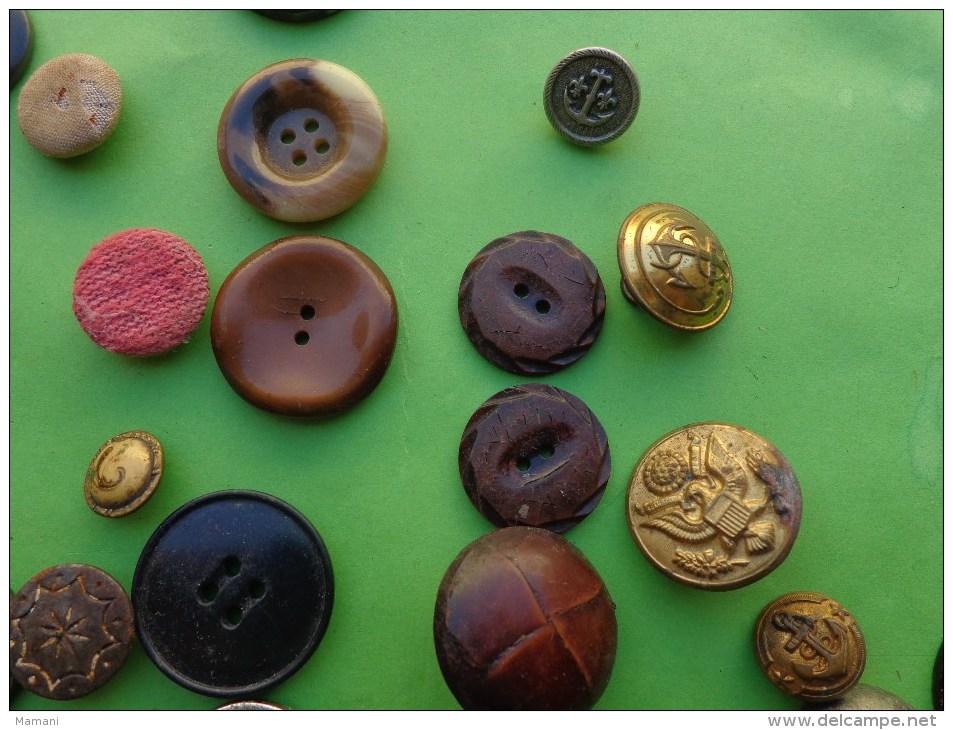 lot de  boutons divers-verre-ceramique-militaire-art deco-nacre-bakelite ? etc...