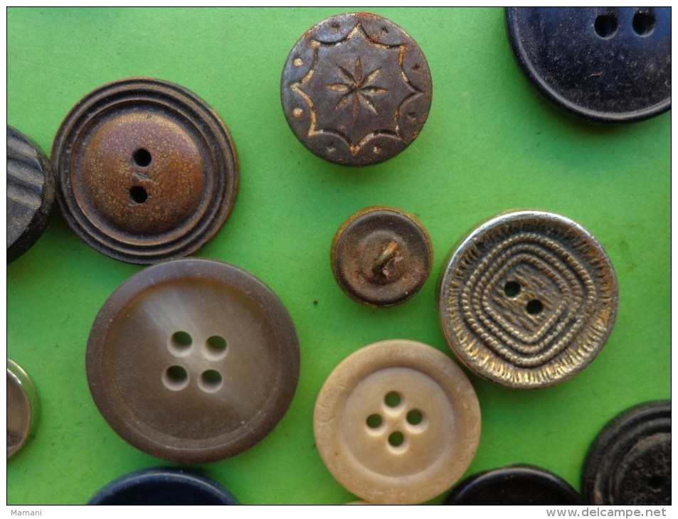 lot de  boutons divers-verre-ceramique-militaire-art deco-nacre-bakelite ? etc...