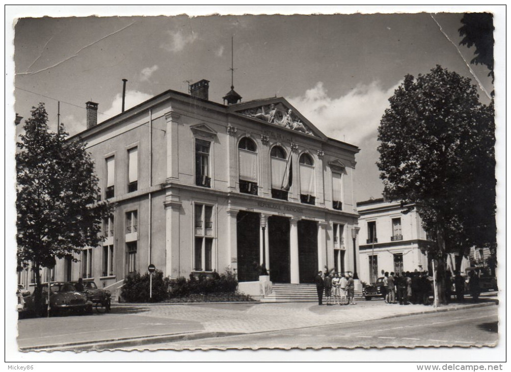 COURBEVOIE--L'Hôtel  De Ville (animée,voitures) -cpsm 15 X 10  N° 793  éd Abeille Cartes - Courbevoie