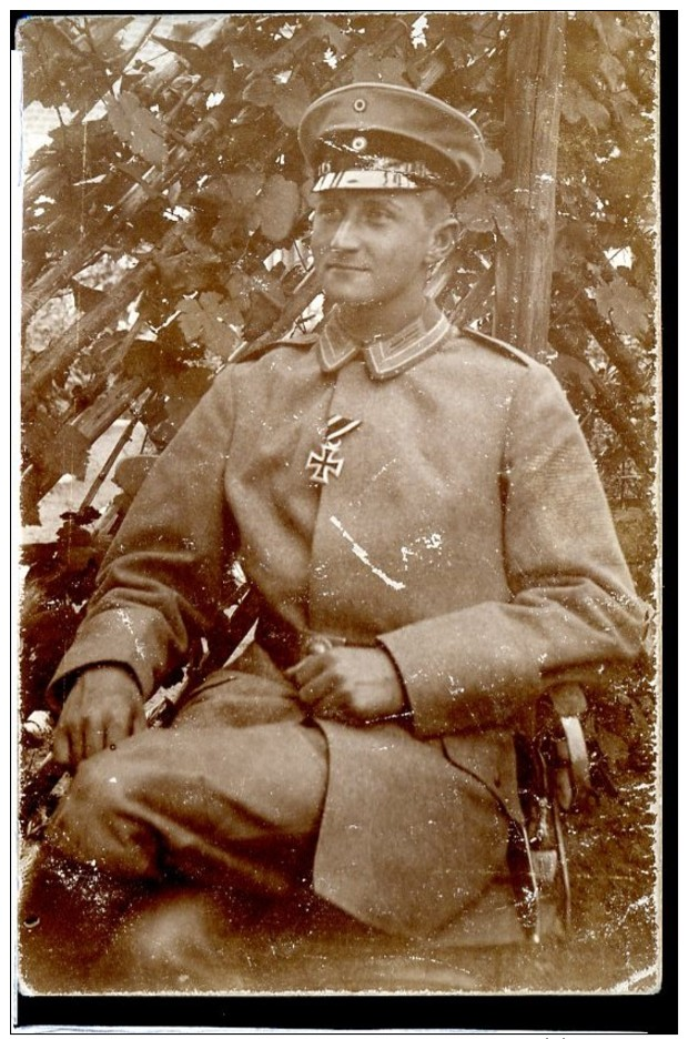 Guerre 14-18 Soldats Ennemis Officier Allemand Et Sa Croix De Fer Carte-photo écrite Au Dos - Guerre 1914-18