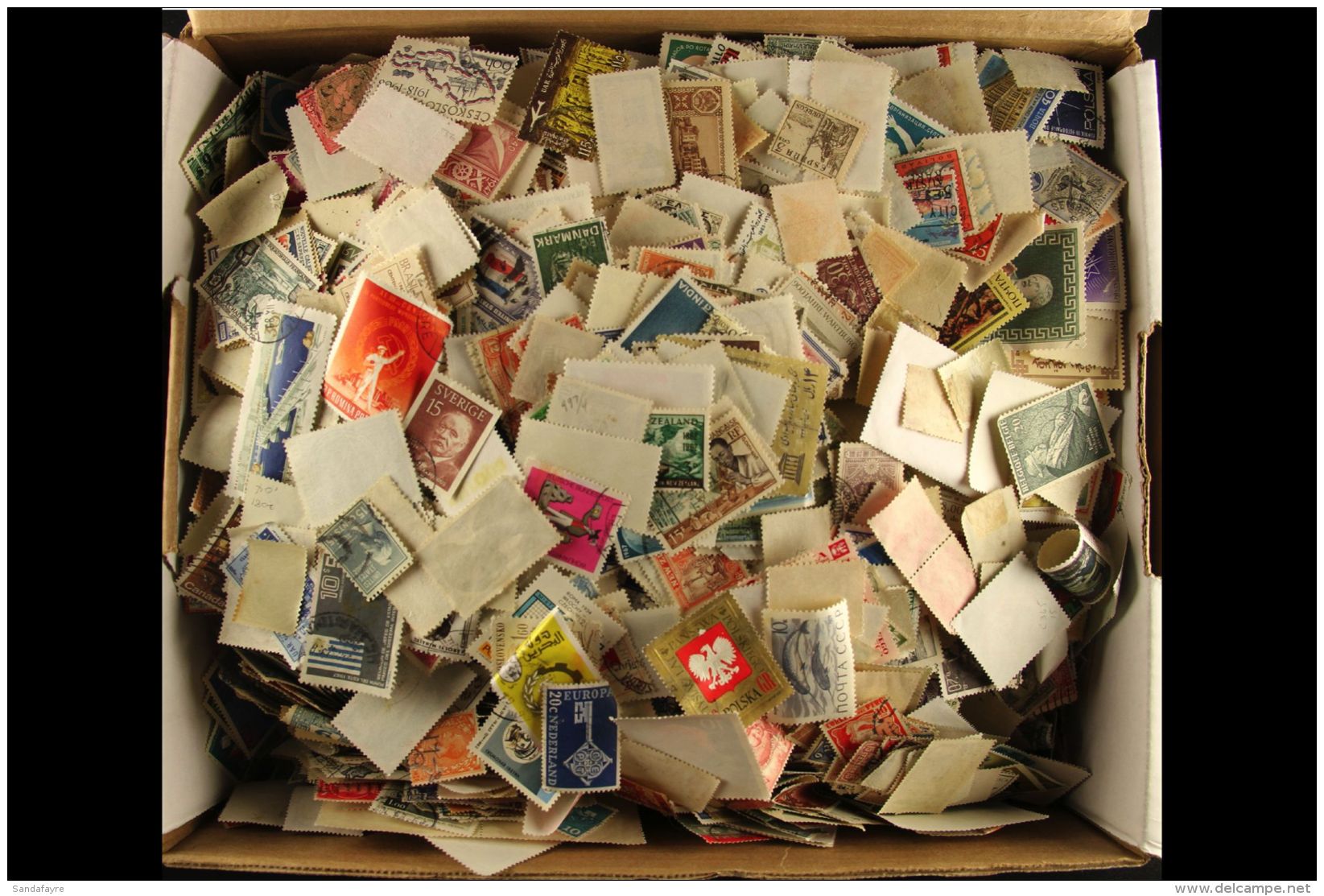 WORLDWIDE OFF PAPER "KILOWARE" In A Small Carton. A Mint &amp; Used Accumulation Stuffed Into This Box, Looks To... - Autres & Non Classés