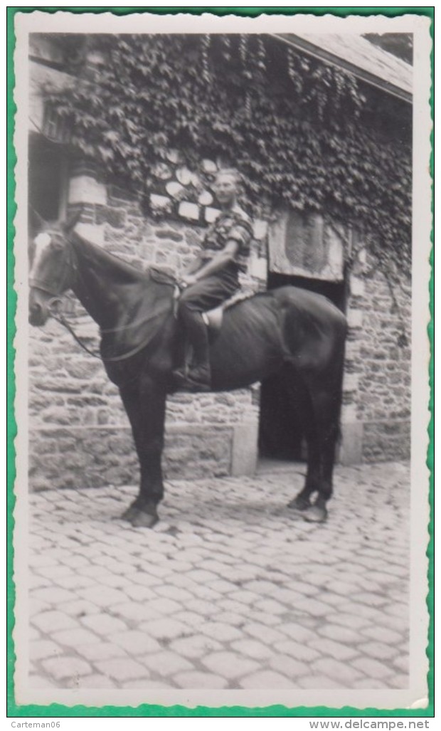 Homme - Photo Originale - Un Homme Sur Un Cheval (hipisme) - Format 11.2 X 6.8 Cm - Personnes Anonymes