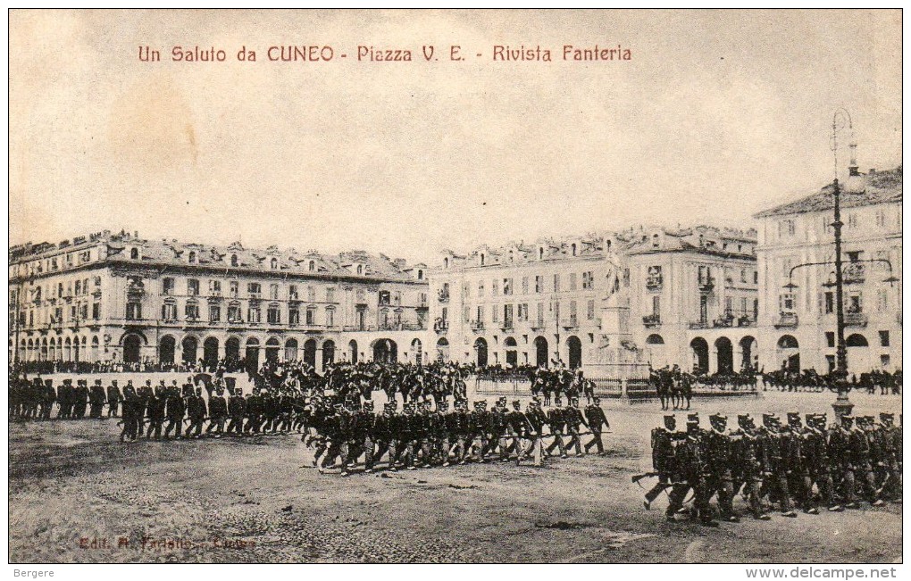 CPA CUENO. Un Saluto Da Cueno, Plazza V.E. Rivista Fanteria. Soldats. - Cuneo