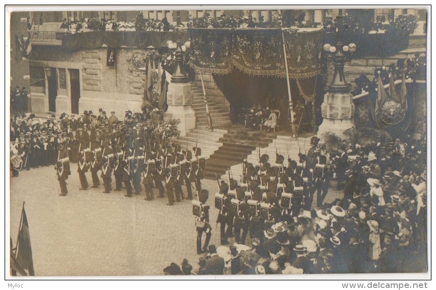 Carte Photo. Défilé Militaire Devant Le Roi &amp; Reine. Bruxelles, Foto Hennebert. - Krieg, Militär