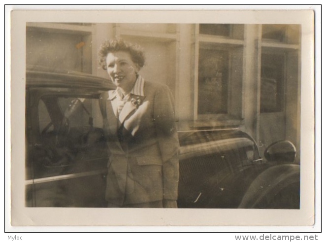 Foto/Photo. Femme &amp; Auto Citroën Traction. - Automobiles