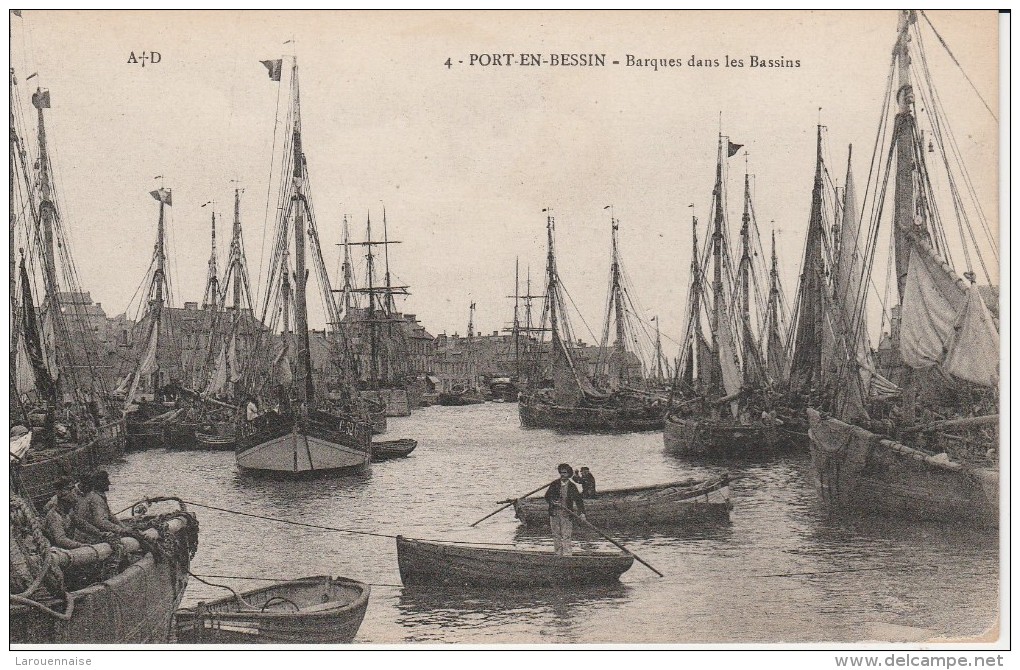 14 - PORT EN BESSIN - Barques Dans Les Bassins - Port-en-Bessin-Huppain