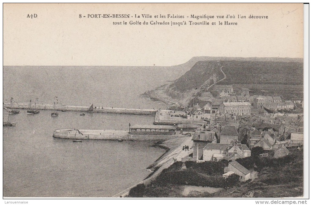 14 - PORT EN BESSIN - La Ville Et Les Falaises - Magnifique Vue D'où L'on Découvre Tout Le Golfe Du Calvados.... - Port-en-Bessin-Huppain