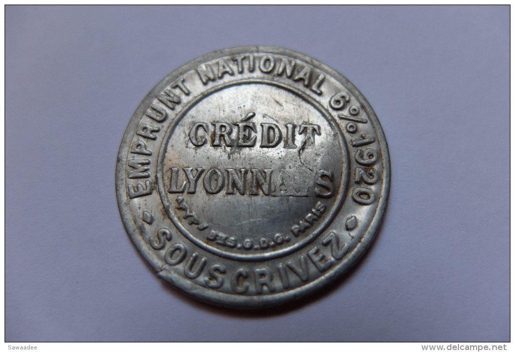 JETON - FRANCE - TIMBRE/MONNAIE - CREDIT LYONNAIS - EMPRUNT NATIONAL 6% 1920 - SOUSCRIVEZ - TIMBRE : 5 CENTIMES VERT - Monétaires / De Nécessité