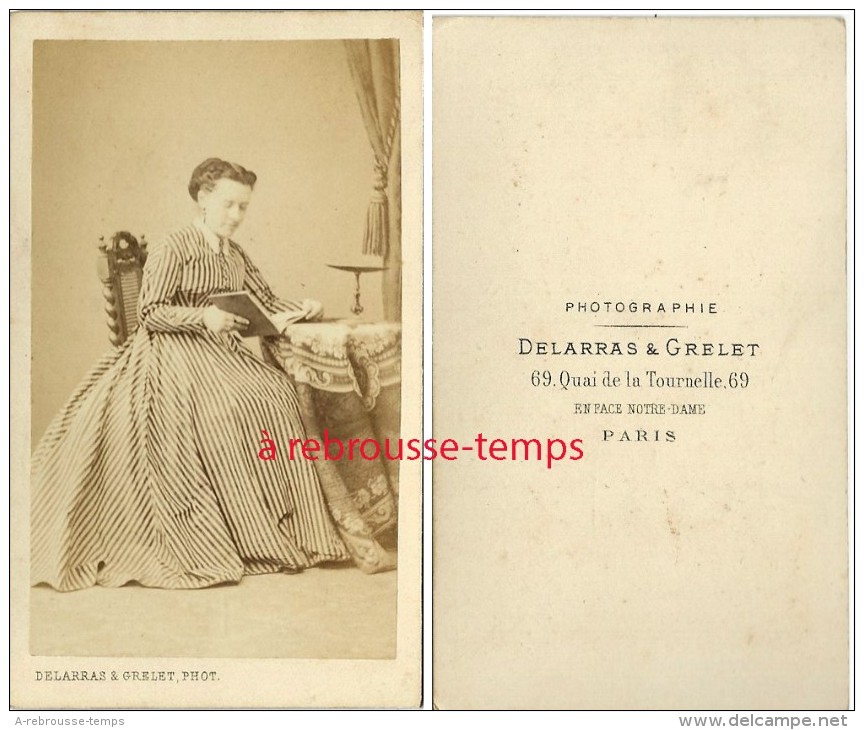 CDV Mode Second Empire-femme à La Lecture-jolie Robe Rayée-photographie Delarras Et Grelet-face Notre Dame Paris - Autres & Non Classés