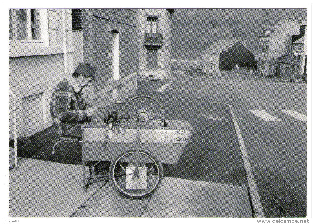 CPM   08     ARDENNES      LE REMOULEUR     QUI AFFUTE CISEAUX ET COUTEAUX - Vendedores Ambulantes