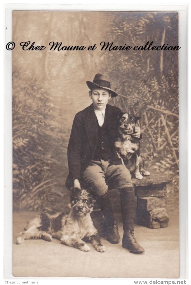 JEUNE CHASSEUR ET SES CHIENS - CARTE PHOTO - Perros