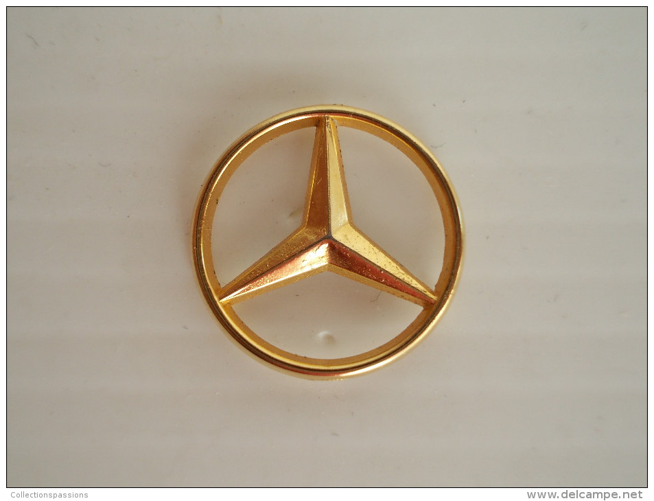 Pin's - MERCEDES. Logo - Mercedes