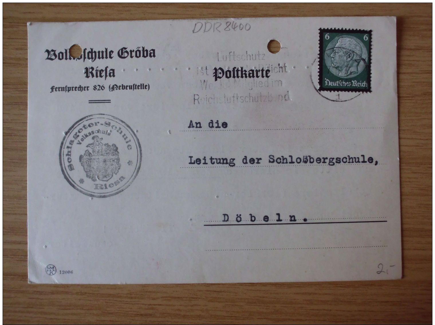 1934, ZWEI POSTKARTEN Der SCHLAGETER-SCHULE, VOLKSSCHULE RIESA Mit STEMPELN Von RIESA, LUFTSCHUTZ, VERGISS NICHT... - Storia Postale