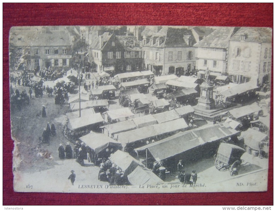 FRANCE / LESNEVEN / LA MARCHÉ UN JOUR DE MARCÉ / 1910 - Lesneven