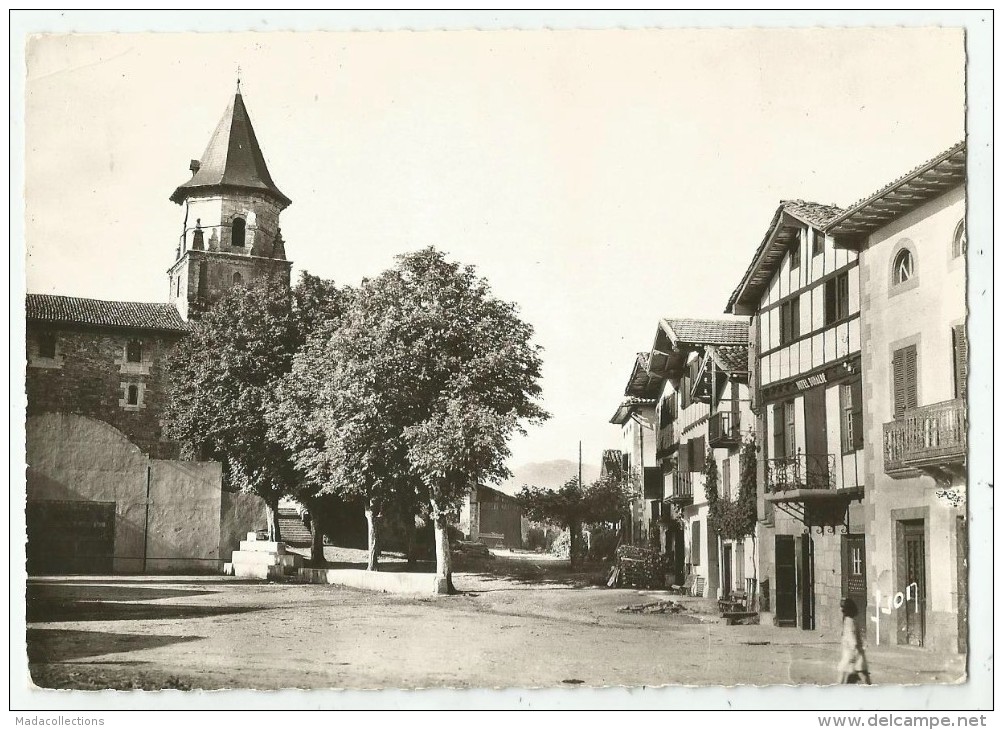 AINHOA   (64.Pyrénées-Atlantiques) L'Eglise Et Le Fronton - Ainhoa