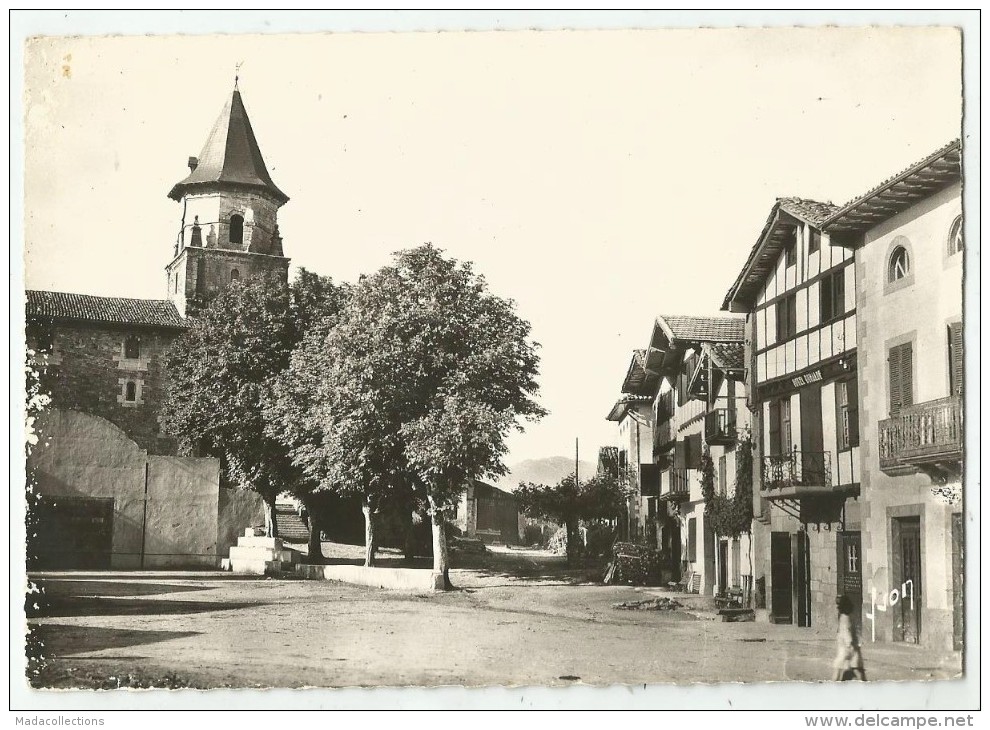 AINHOA   (64.Pyrénées-Atlantiques) L´Eglise Et Le Fronton - Ainhoa