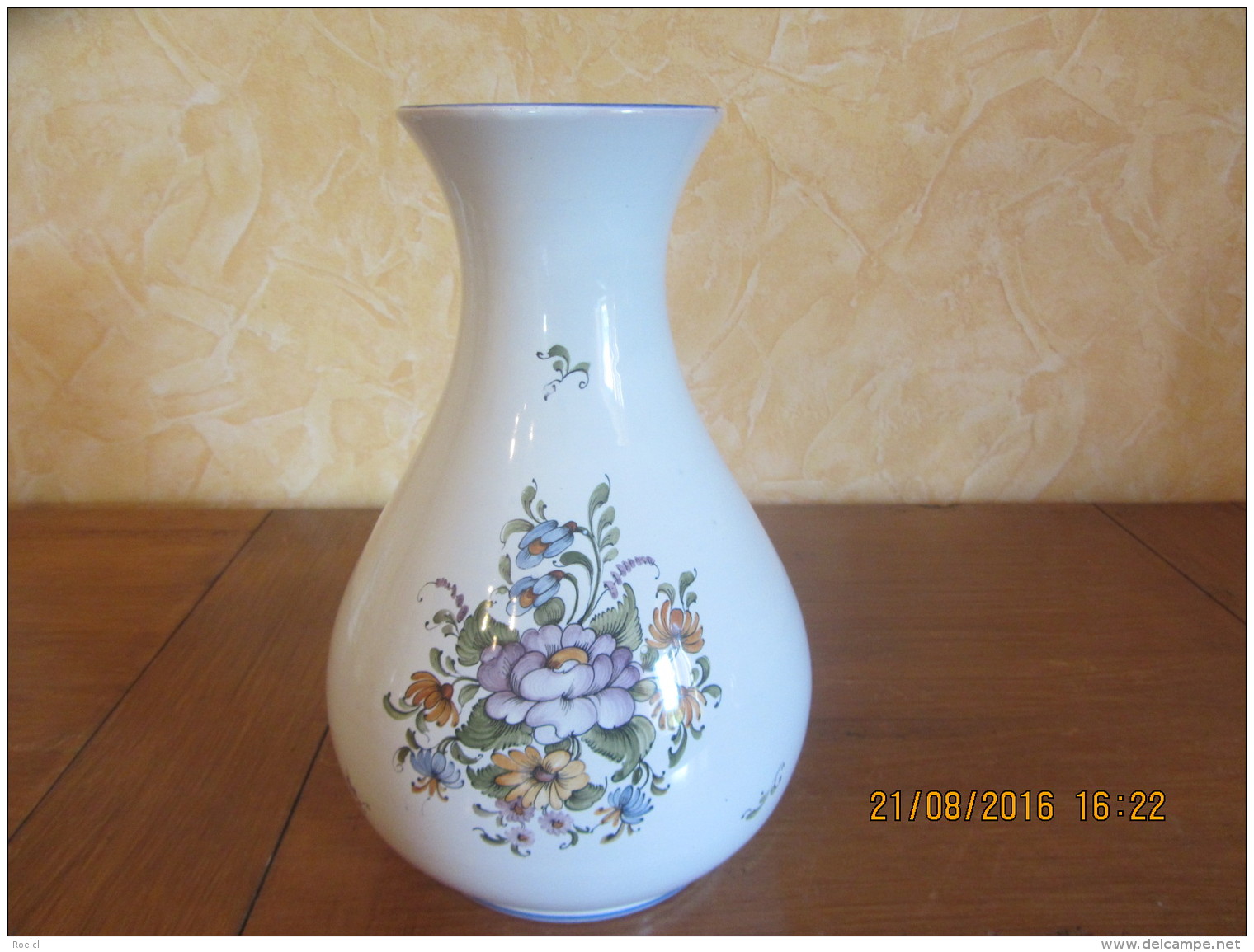 Trés Beau Vase Ballon En Moustier  Signé     -25cm  "motif Floral" - Moustiers (FRA)