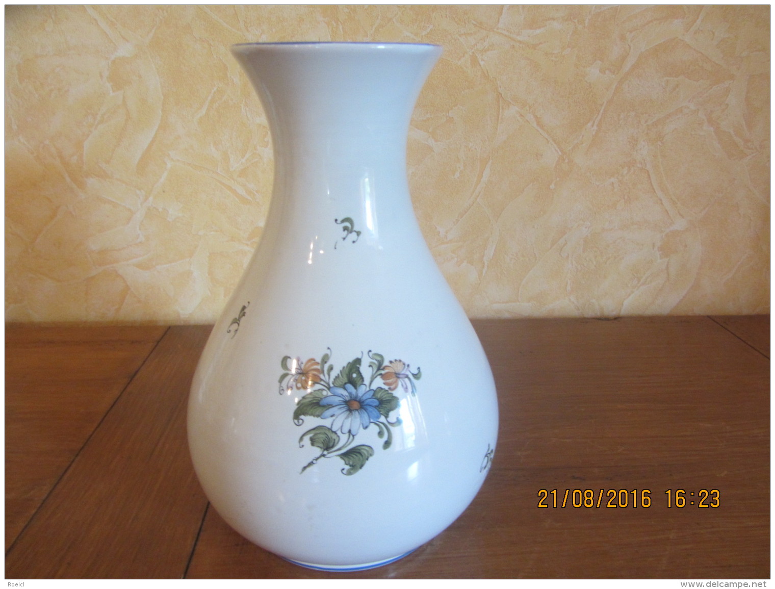 Trés Beau Vase Ballon En Moustier  Signé     -25cm  "motif Floral" - Moustiers (FRA)