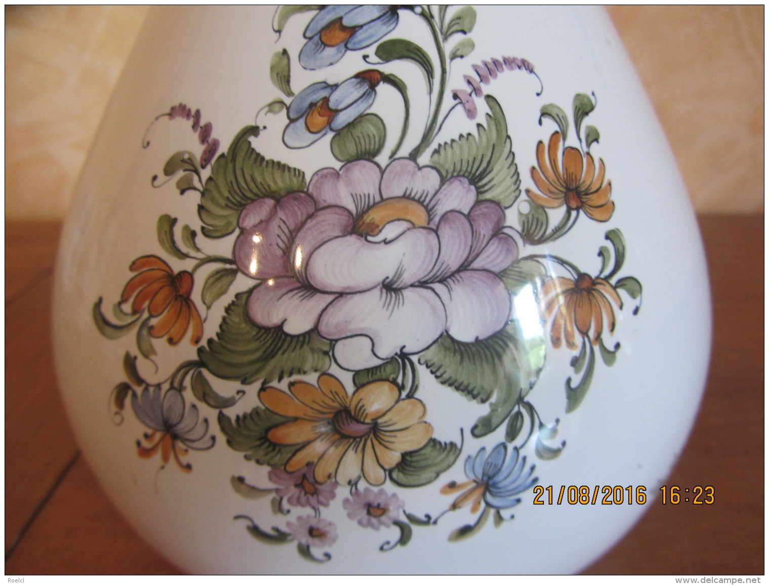 Trés Beau Vase Ballon En Moustier  Signé     -25cm  "motif Floral" - Moustiers (FRA)