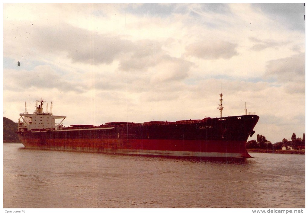 Photo Ancienne  Bateau Identifié " Galion " Cie Auxiliaire De Gérance Er D Armement Maritimes Total. - Boats