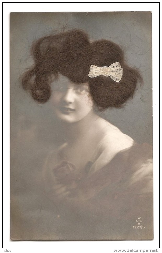 BELLE C.P.A Dite à CHEVEUX- Portrait De Femme Avec Des Cheveux Véritables- CHEVEUX- FEMME - FANTAISIE - Carte à Systémes - Other & Unclassified