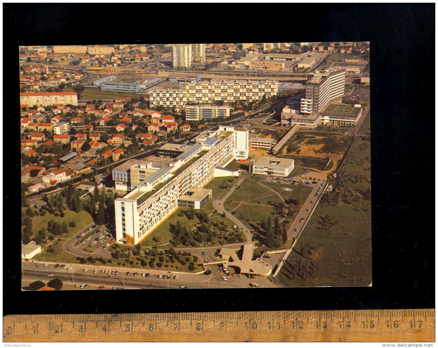 LYON BRON : Vue Aérienne Sur Le Quartiert Hôpitaux Cardiologique Et Neurologique Architecte Perrin Fayolle / Hôpital - Bron