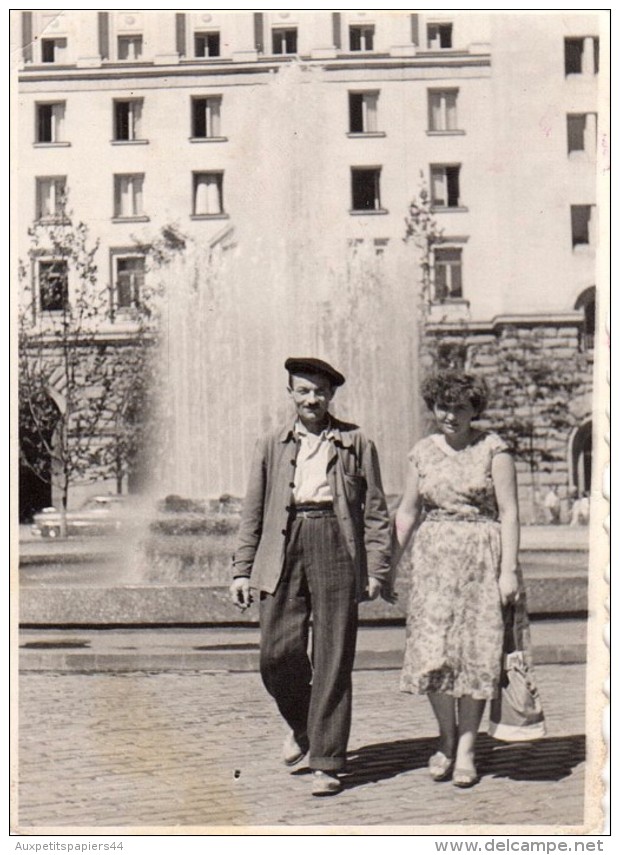 Photo Originale Couple Bulgare Dans Les Années 40 Robe Et Béret - Personnes Identifiées