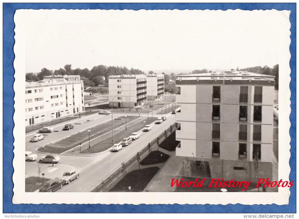 Photo Ancienne Snapshot - Ville à Situer - Automobile à Identifier Building Urbanisme Architecture Vintage HLM Immeuble - Automobili