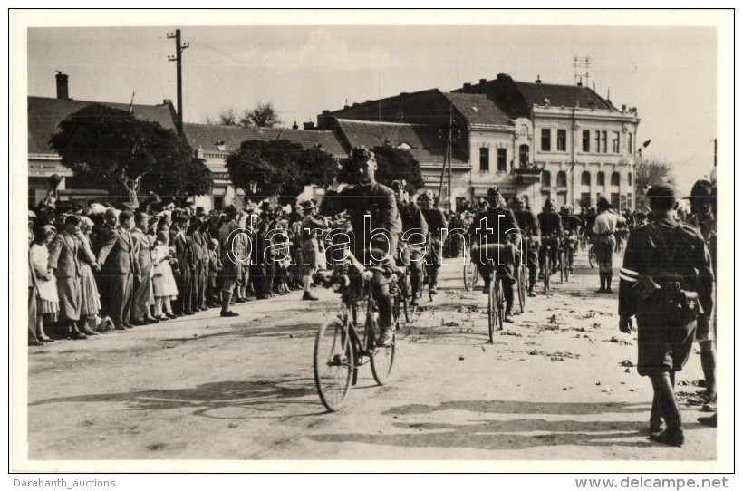 T1/T2 1938 Ipolyság, Sahy; Bevonulás, Kerékpáros Katonák / Entry Of The... - Zonder Classificatie