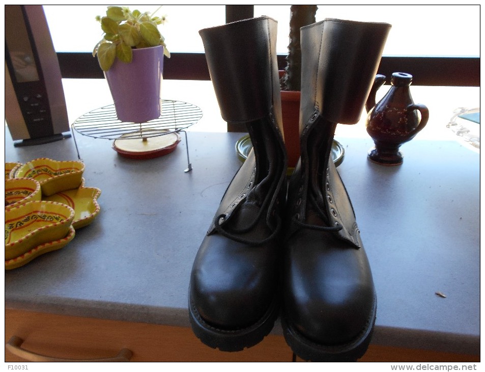 Chaussures "RANGERS" Pointure 44 Type Armée Française Cuir Souple Confortable Et Résistant. Lacets Ronds En Coton. - Autres & Non Classés