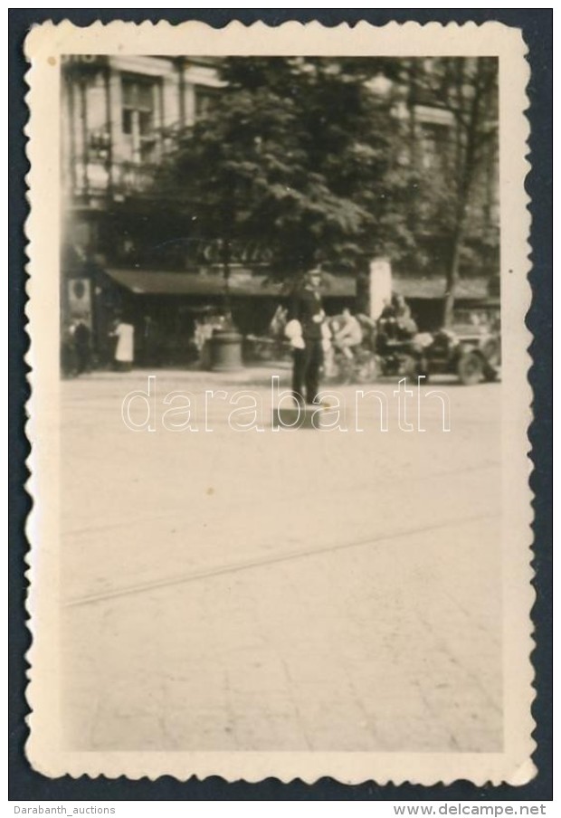 Cca 1940 Közlekedési RendÅ‘r Budapesti KeresztezÅ‘désben Fotó 6x9 Cm - Altri & Non Classificati