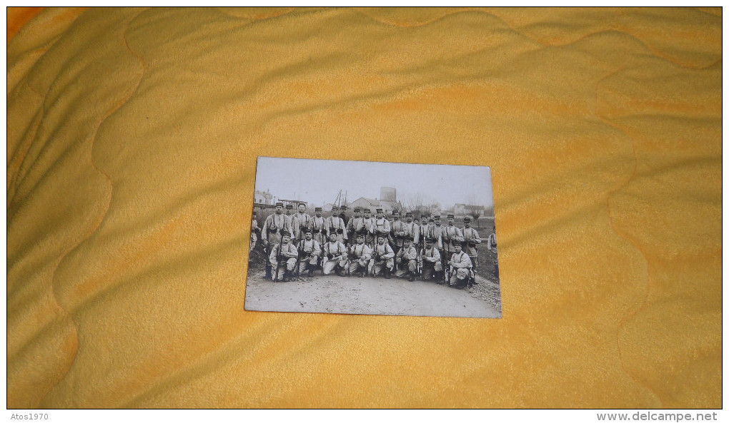 CARTE POSTALE PHOTO ANCIENNE NON CIRCULEE DATE ?.  / MILITAIRE. / LIEU ?. REGIMENT, UNE GARE AU FOND ?. - Régiments