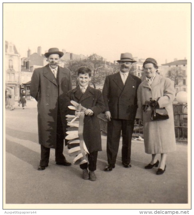 Photo Originale Déguisement & Costumes - La Famille Déguisée - Faux Nez Moustache Et Coiffe D'indien - - Personnes Anonymes