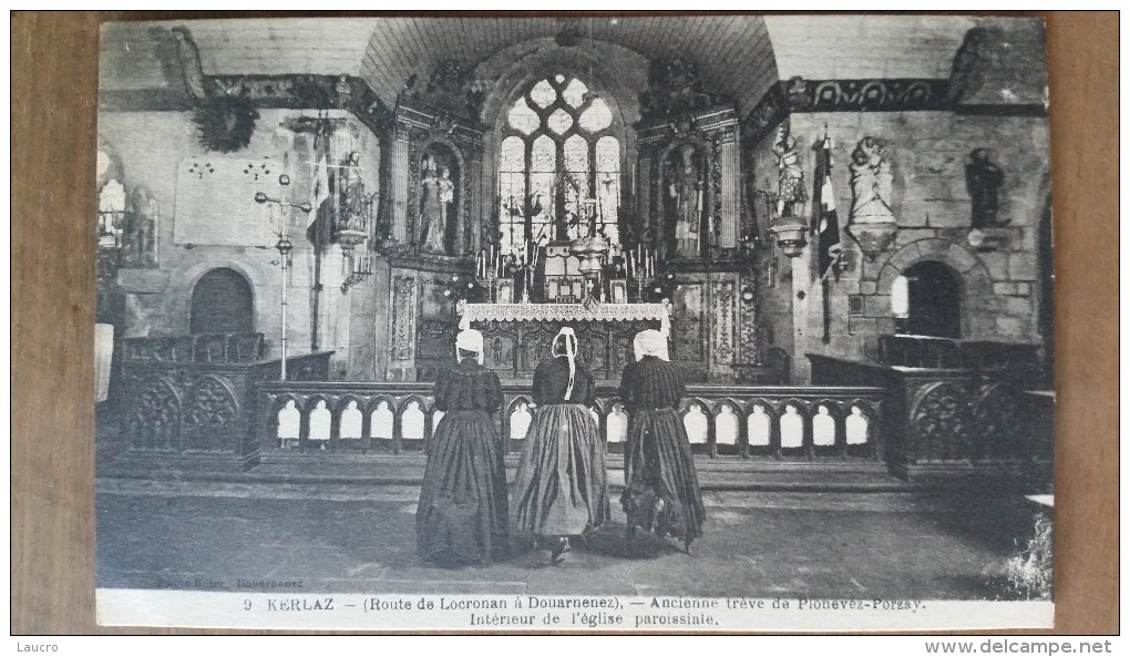 Kerlaz.intérieur De L'église Paroissiale.légendée Au Dos:une Bourledenn Et Deux Pelerines En Prière.coiffes Costumes - Autres & Non Classés