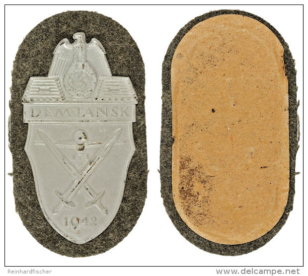 Demjansk Ärmelschild In Silbergrau, Eisen Patiniert (1943-1944) Auf Feldgrauer Stoffunterlage Mit Gegenplatte... - Non Classés