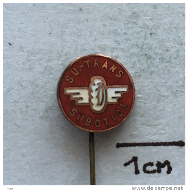 Badge (Pin) ZN002418 - Truck (Lastkraftwagen / Kamion) / Autobus Transport Su-Trans Subotica - Transportation