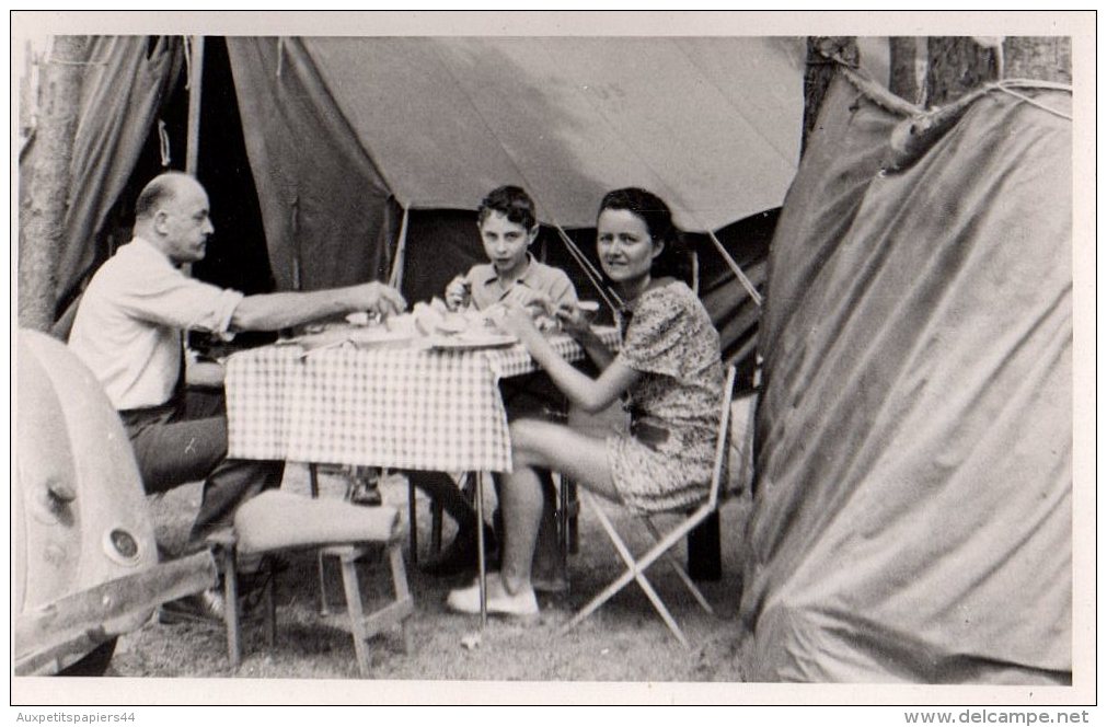 Photo Originale Camping & Repas - Repas Au Camping Entre Tentes Canadiennes Et Automobile Le 21.08.1949 - Personnes Anonymes