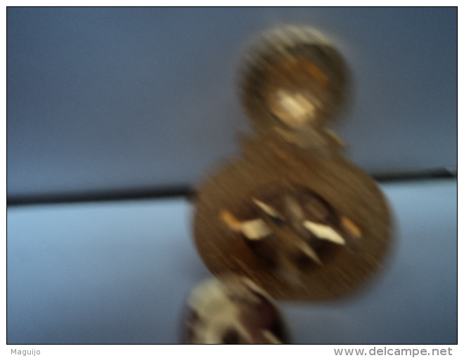 COLLECTION WELLA  :PIN'S  FORME  FLACON  TRES DECORATIF  LIRE ET VOIR!! - Miniatures Femmes (sans Boite)